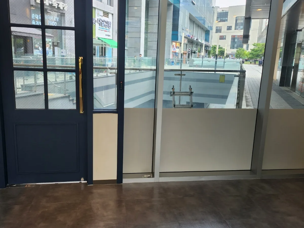 마포구 대흥동 현장 출입문·프레임 바닥 위생청소 사례 - 행진크린